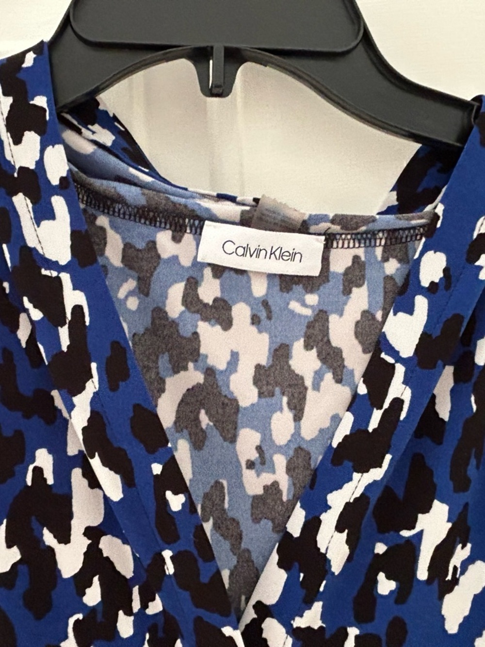 Calvin Klein Blue Black White Leopard Print V-Neck Sleeveless Top size large - Picture 3 of 3
